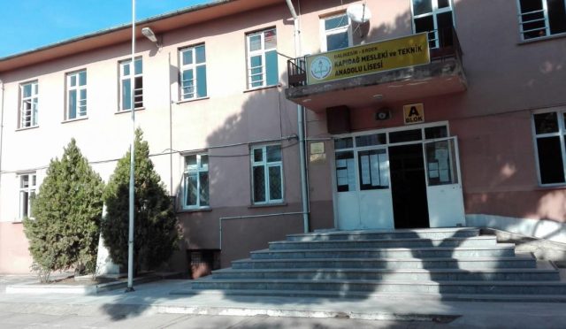 ERDEK MESLEKİ VE TEKNİK ANADOLU LİSESİNDE DEPREM TAHLİYE TATBİKATI GERÇEKLEŞTİRİLDİ.