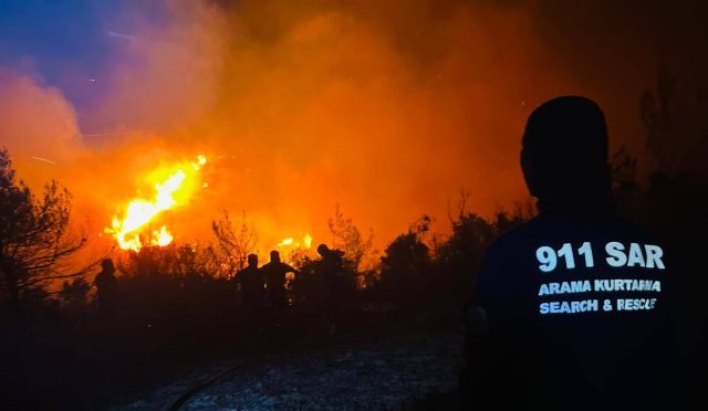 İZMİR VE  ÇEŞME  BÖLGELERİNDE YANGIN SÖNDÜRMA ÇALIŞMALARINA DESTEK VERİLDİ